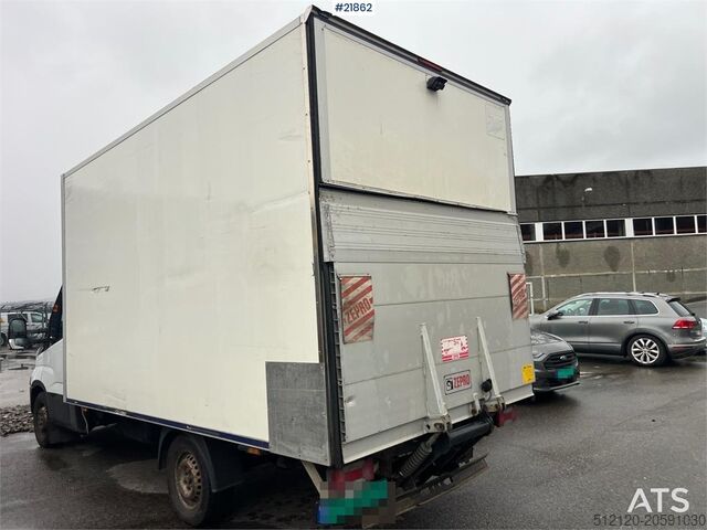 Camioneta familiar de techo alto Iveco Daily box van w/ lift