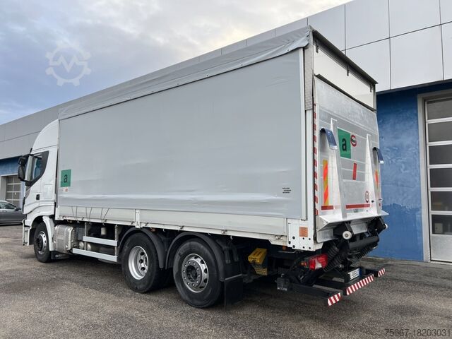 Kamion me shtrat të sheshtë me pëlhurë gomuar Iveco Stralis 510