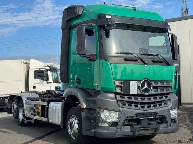Kamion me krah të lëvizshëm për kontejnerë MERCEDES-BENZ ACTROS 2543 L / Hyva Lift 20.60 S