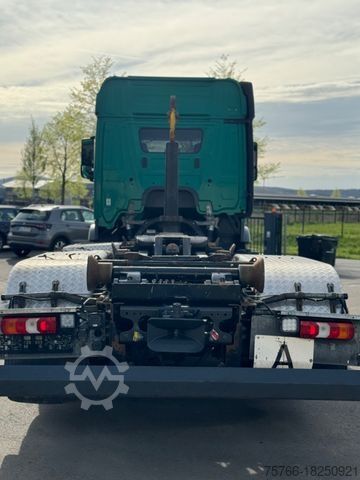 Kamion me krah të lëvizshëm për kontejnerë MERCEDES-BENZ ACTROS 2543 L / Hyva Lift 20.60 S