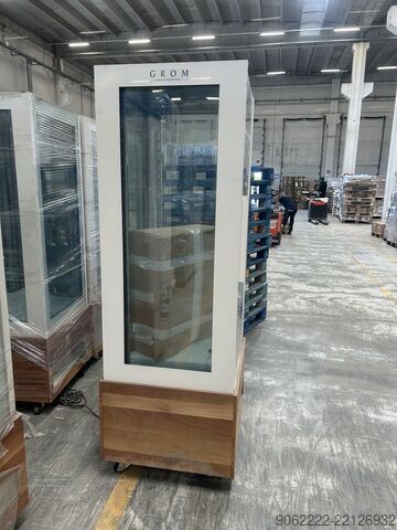 Вертикальная холодильная витрина ISA Cristal Tower 725 RV TB R290
