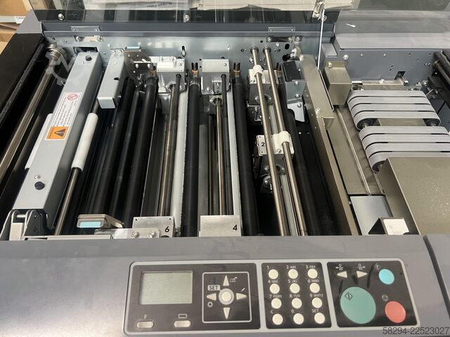 Máquina de ranhurar e perfurar Duplo DC 616