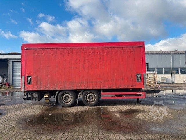 Remolque abierto con toldo SPIER ZGL 290 Hochgekuppelt
