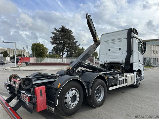 Tracteur routier standard Mercedes-Benz Actros 2551