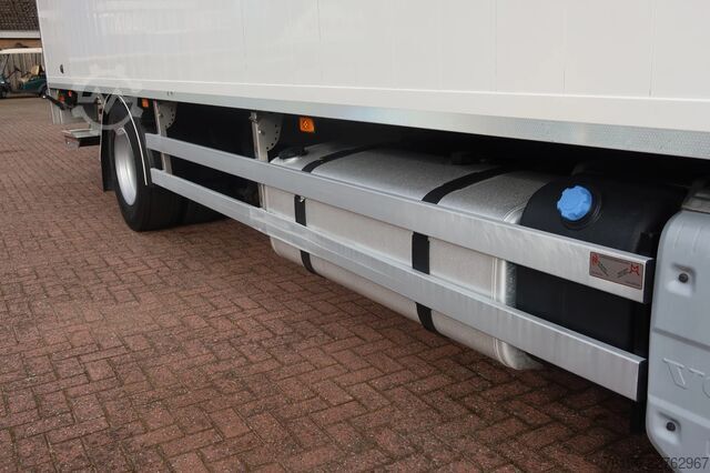  Volvo FM 330 Bakwagen + DHollandia 1500 kg