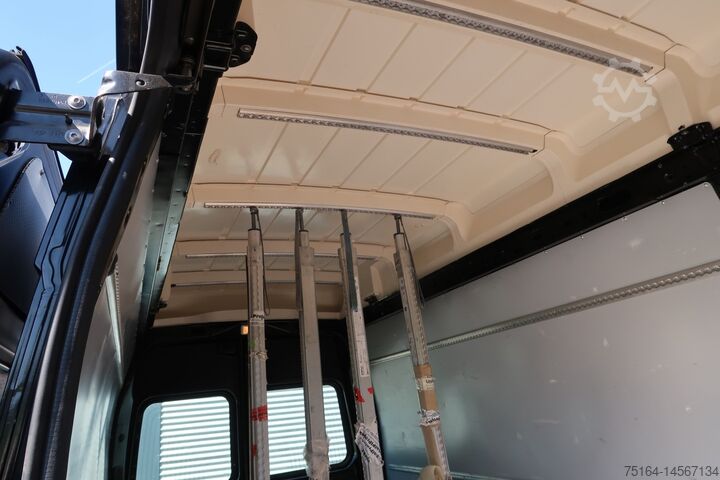 Tovornjak z zabojnikom Opel Movano R3500