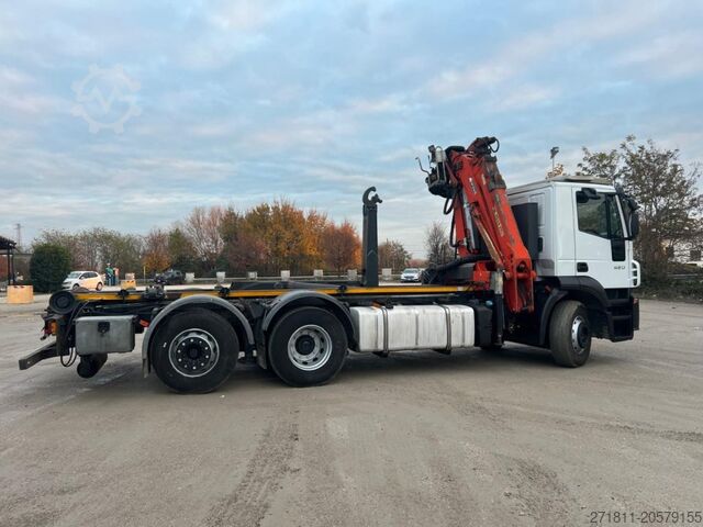 Kamion s kukom za kontejnere IVECO IVECO STRALIS 260S42 SCARRABILE USATO CON GRU