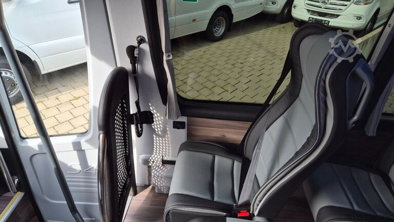 Minibus MERCEDES-BENZ 519 Sunset S 4 Ferqui Lagerfahrzeug Stock