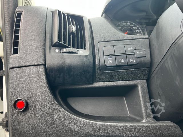 Box van PEUGEOT Boxer 2,2 Blue-HDI Maxi Koffer Hebebühne