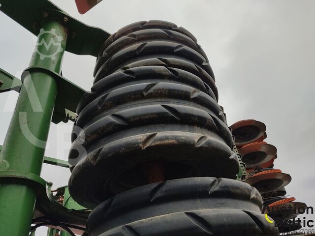 Kombinasi alat penabur benih Amazone Cirrus 6002