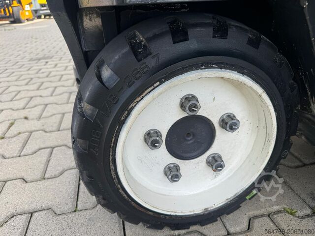 Empilhadeira de quatro direções Combilift C2500 EST /Only 1451 hours/ Battery 81%