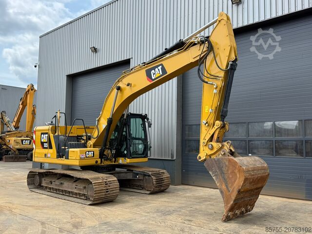 Crawler excavator Caterpillar 323