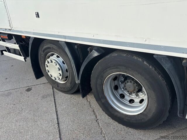 Box body Renault D WIDE 320 6x2/4 / Closed box /  Dhollandia