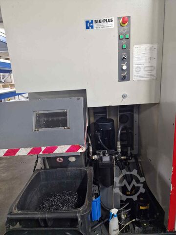 Pusat permesinan vertikal Quaser MV 154 PL