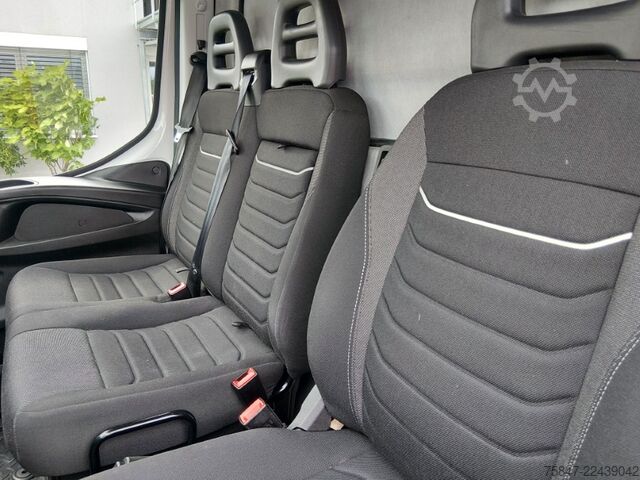 Transporter mit Koffer Iveco Daily 35 S 14 H Rückfahrkamera