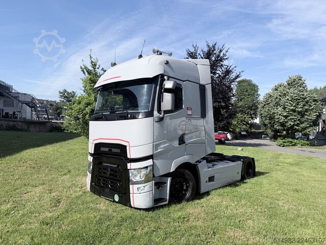 Volume tractor unit Renault 