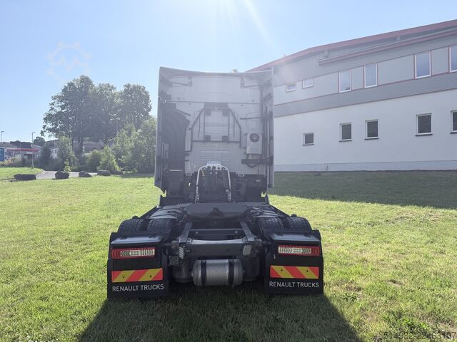 Volume tractor unit Renault 