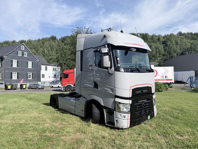Volume tractor unit Renault 