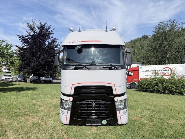 Volume tractor unit Renault 
