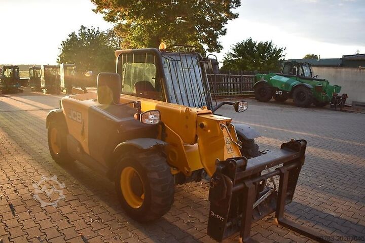 รถตักแบบแขนยืดได้ JCB 525-60