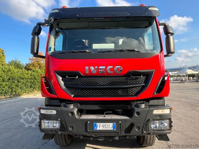 Camion malaxeur à béton Iveco Trakker 450