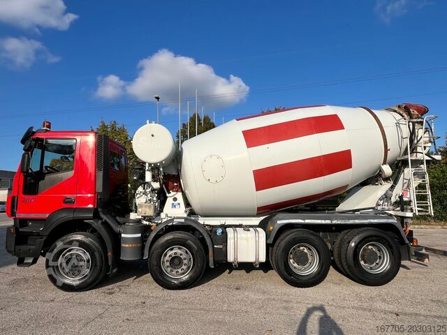Camion malaxeur à béton Iveco Trakker 450