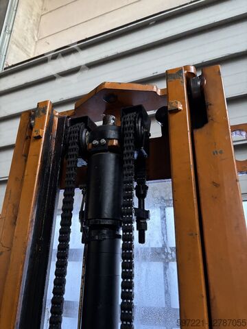 Стакери за палети OM CT13