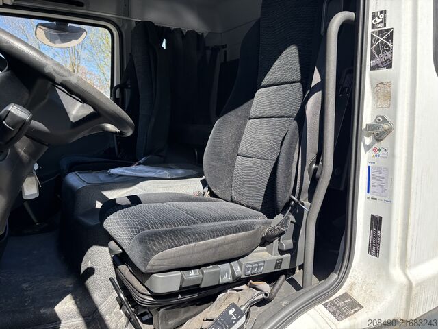 带厢式车身的卡车，配有升降尾板、前上装、空调 Mercedes-Benz ATEGO 821 L, FFH