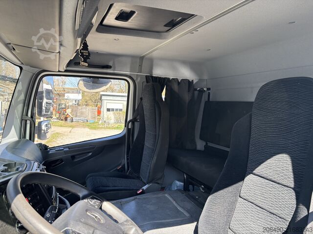 带厢式车身的卡车，配有升降尾板、前上装、空调 Mercedes-Benz ATEGO 821 L, FFH