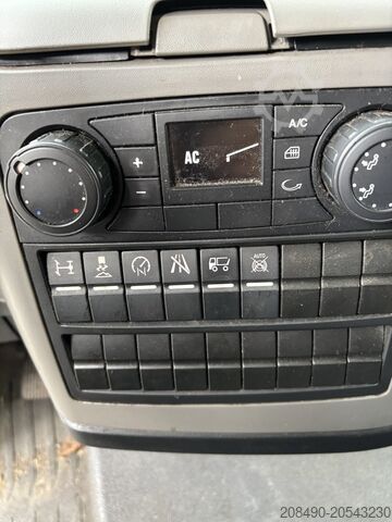 Pengangkut dengan kotak, lif belakang, lampu brek, 2x alat penunda MAN TGL 8.190 BL