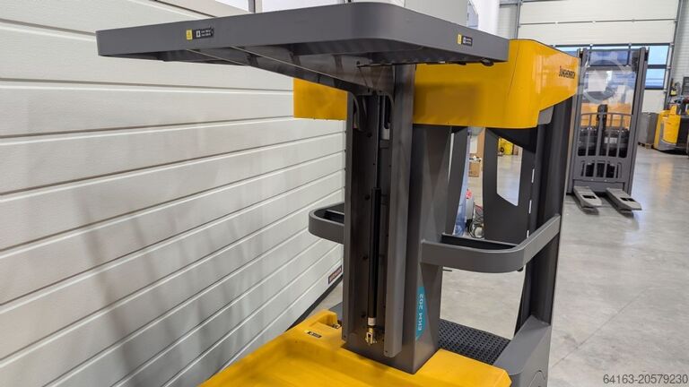 Pasūtījumu komplektētājs ar vidējo pacēlāju Jungheinrich EKM 202
