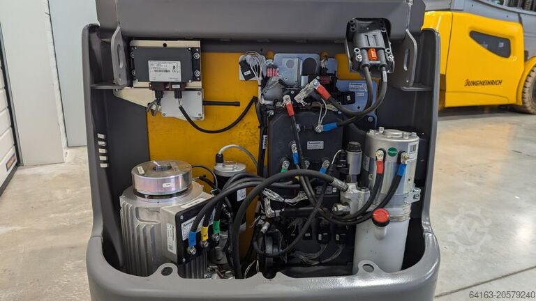 Pasūtījumu komplektētājs ar mazu pacēlāju Jungheinrich ECE 225 HP