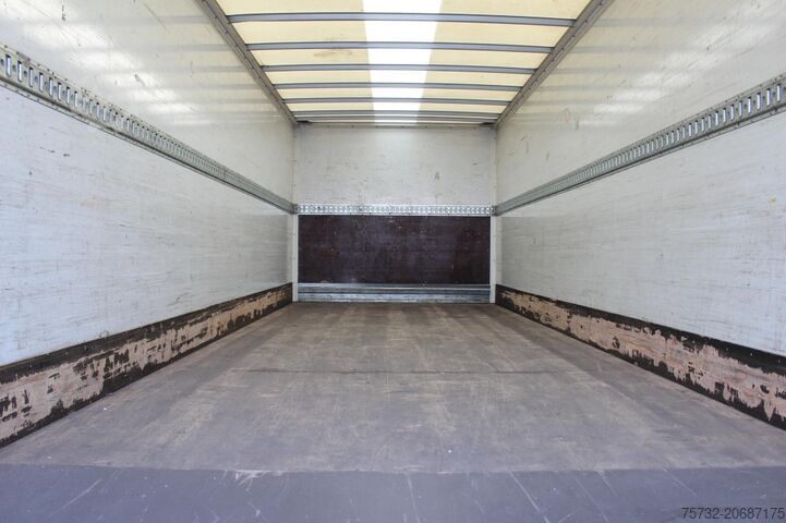 ボックス型トラック Volvo FM 330 E6  Koffer 7,8m  Klima  LBW  Liftachse