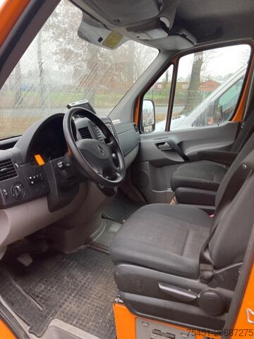 Platform kerja yang dipasang pada truk Mercedes-Benz Sprinter 316 CDI Kasten Hubarbeitsbühne KLIMA