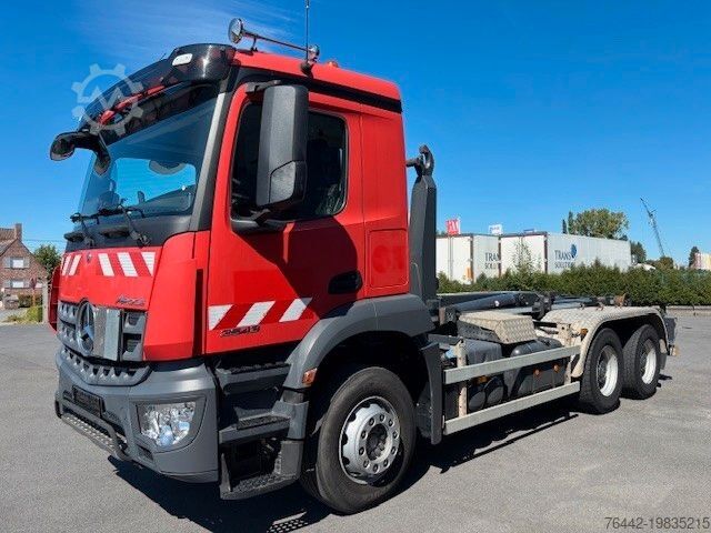 Tovornjak s kavljem za kontejnerje MERCEDES-BENZ AROCS