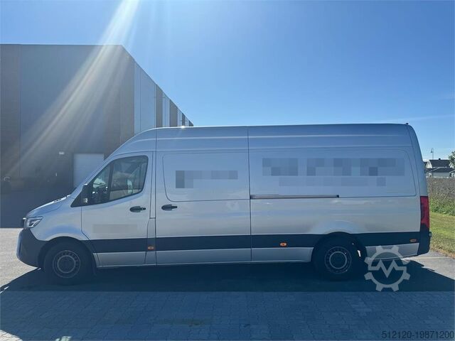 รถสเตชั่นแวกอนหลังคาสูง Mercedes-Benz Sprinter van. Approved until 05.2026.