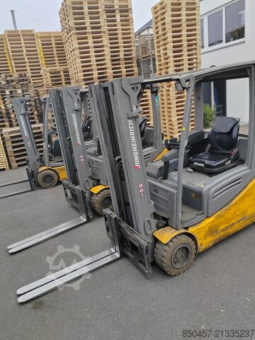 Elektrický – 4 kolesá Jungheinrich EFG320 no battery  paket  2 stuck !!!!)