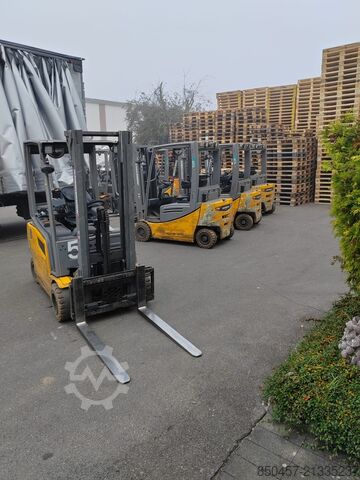 Elektrický – 4 kolesá Jungheinrich EFG320 no battery  paket  2 stuck !!!!)