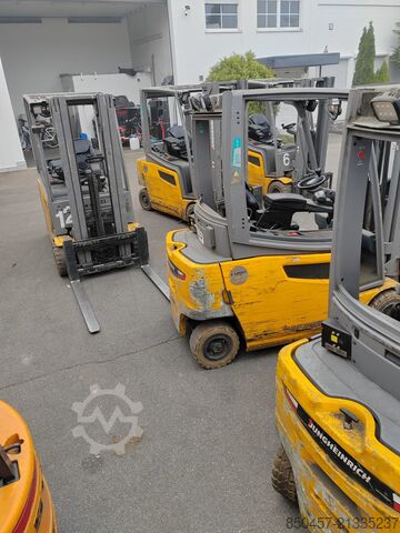 Elektrický – 4 kolesá Jungheinrich EFG320 no battery  paket  2 stuck !!!!)