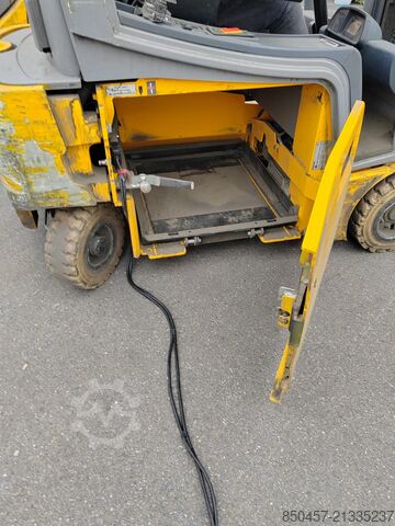 Elektrický – 4 kolesá Jungheinrich EFG320 no battery  paket  2 stuck !!!!)