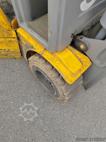 Elektrický – 4 kolesá Jungheinrich EFG320 no battery  paket  2 stuck !!!!)