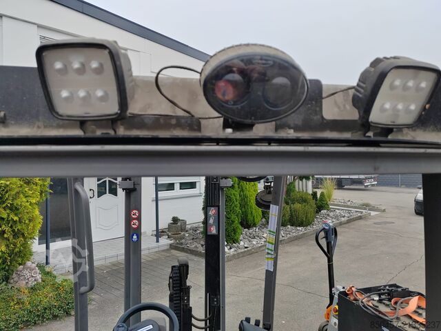 Elektrický – 4 kolesá Jungheinrich EFG320 no battery  paket  2 stuck !!!!)