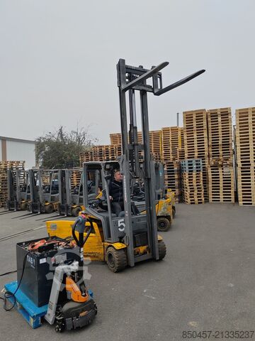 Elektrický – 4 kolesá Jungheinrich EFG320 no battery  paket  2 stuck !!!!)