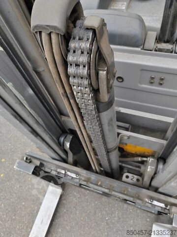 Elektrický – 4 kolesá Jungheinrich EFG320 no battery  paket  2 stuck !!!!)