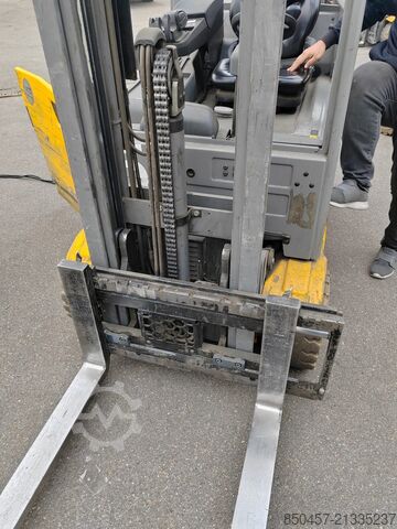 Elektrický – 4 kolesá Jungheinrich EFG320 no battery  paket  2 stuck !!!!)