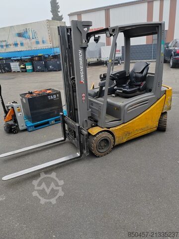 Elektrický – 4 kolesá Jungheinrich EFG320 no battery  paket  2 stuck !!!!)