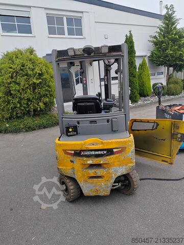 Elektrický – 4 kolesá Jungheinrich EFG320 no battery  paket  2 stuck !!!!)