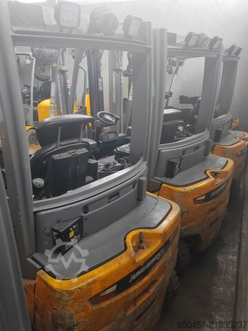 Elektrický – 4 kolesá Jungheinrich EFG320 no battery  paket  2 stuck !!!!)