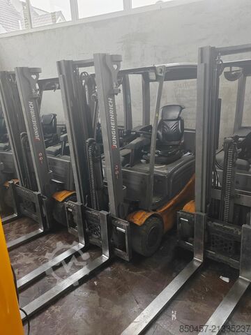 Elektrický – 4 kolesá Jungheinrich EFG320 no battery  paket  2 stuck !!!!)