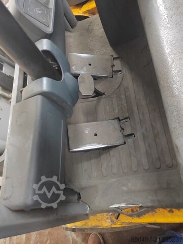 Elektrický – 4 kolesá Jungheinrich EFG320 no battery  paket  2 stuck !!!!)